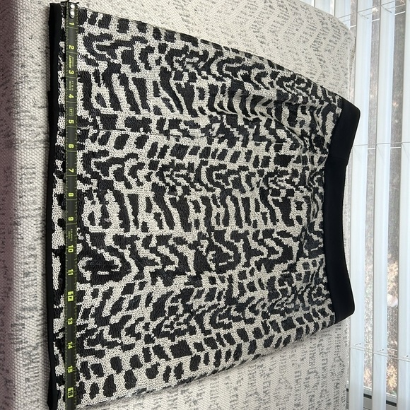 The Limited NWT Black & White Sequin Skirt Sz 2 - Picture 4 of 12